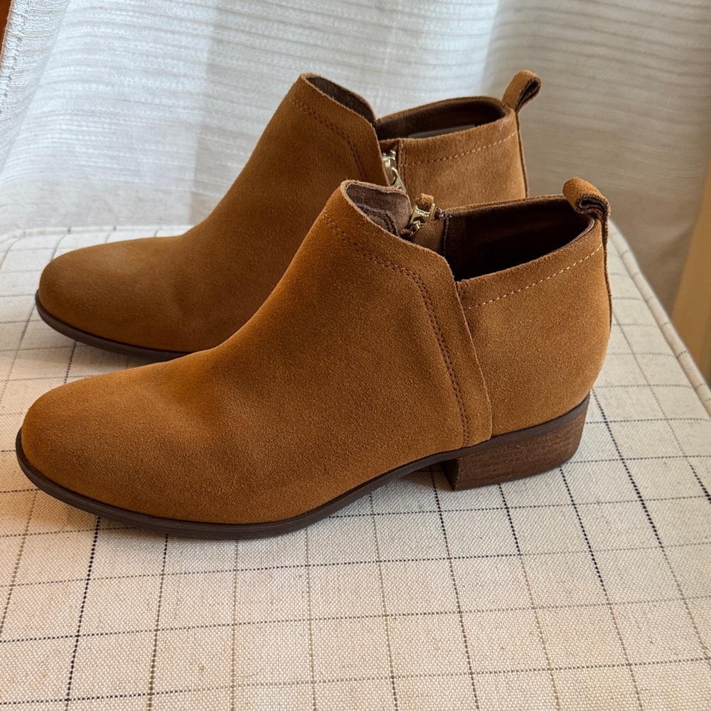 Tom’s classic and comfortable suede booties, low stacked heel, side zipper.